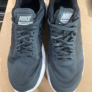 Nike Youth Sneakers Grade School Size 6 grey and white